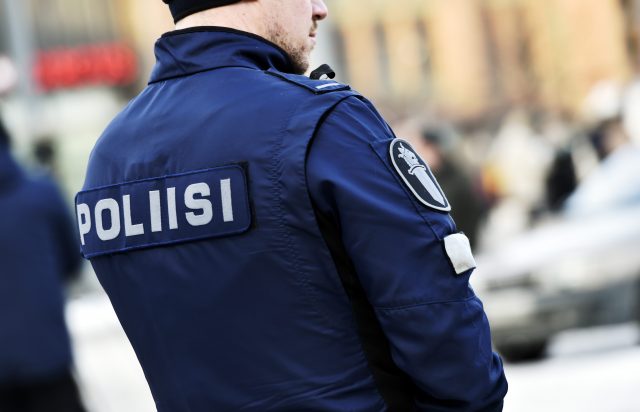 Junnilalta muutosaloite poliisin virkapuvusta annettuun asetukseen: Suomen  lipun käyttö mahdolliseksi myös kotimaassa - Suomen Uutiset